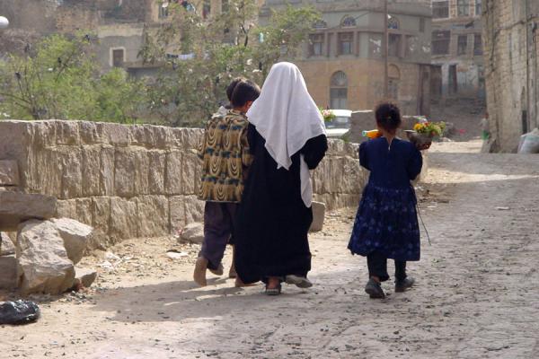Foto di Girl posing for picture in Jibla - Yemen - Asia