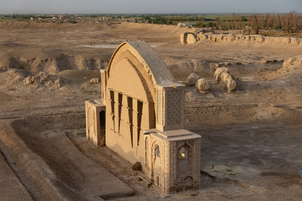 Picture of The arch of Qala-e Bost with the former city limits still visible in the backgroundLashkargah - Afghanistan