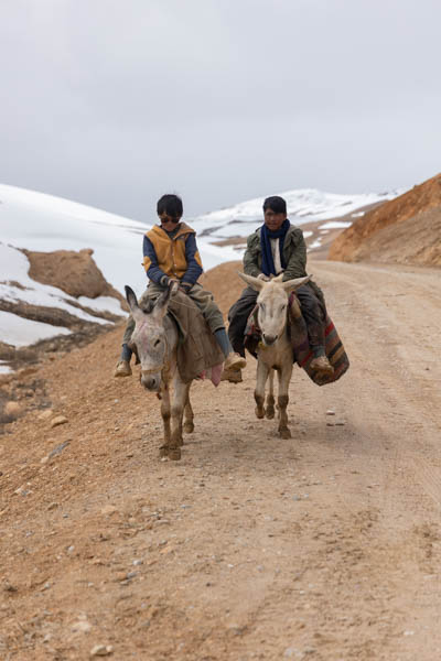 Foto de Two men on donkeys on the mountain road to the Minaret of JamJam - AfghanistÃ¡n