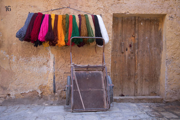 Closed shop with wares of another shop exposed | GhardaÃ¯a | Argelia