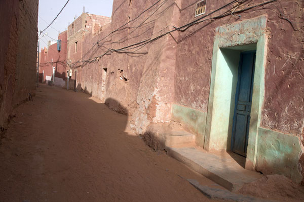 Foto de Argelia (Red painted adobe houses and sandy streets, typical view of Timimoun)