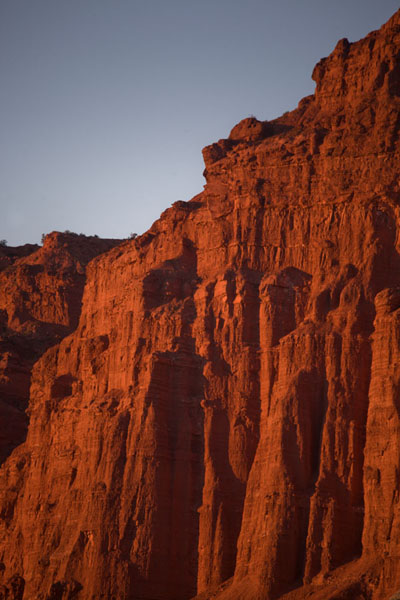 Photo de Close-up of the cliffs near El Hongo just before sunsetParque Ischigualasto - l'Argentine
