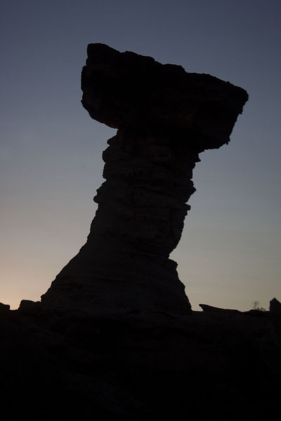 Photo de Silhouet of El Hongo at duskParque Ischigualasto - l'Argentine