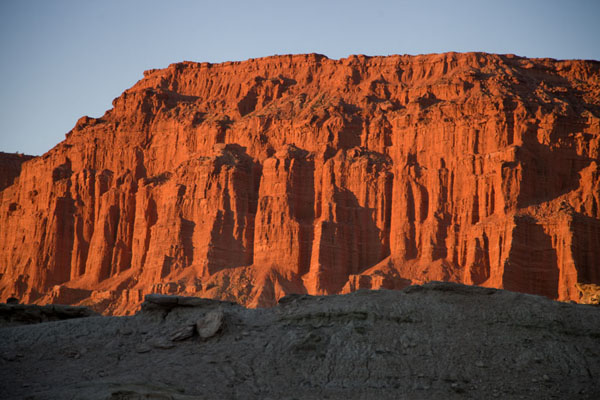 Photo de The last rays of sunshine of the day giving the red cliffs near El Hongo a deep red colourParque Ischigualasto - l'Argentine