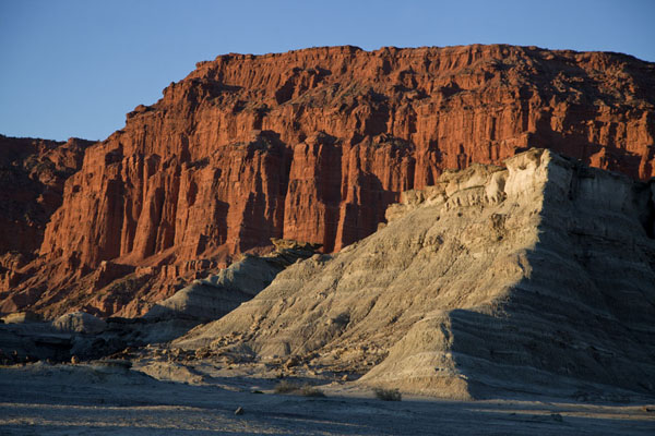 Photo de Sunset over the red cliffs of Parque IschigualastoParque Ischigualasto - l'Argentine