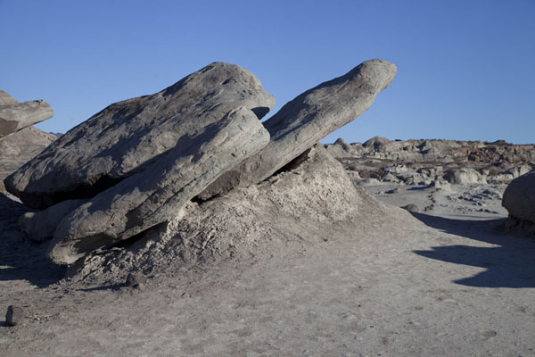 Photo de Layered rocks in the landscape of the Valley of the MoonParque Ischigualasto - l'Argentine