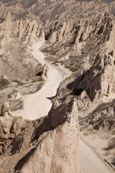 The road snakes through the Quebrada de las Flechas | Valles Calchaquies | Argentina