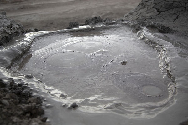 Foto di Crater filled with mud at one of the many volcanoes of GobustanGobustan - Azerbaigian