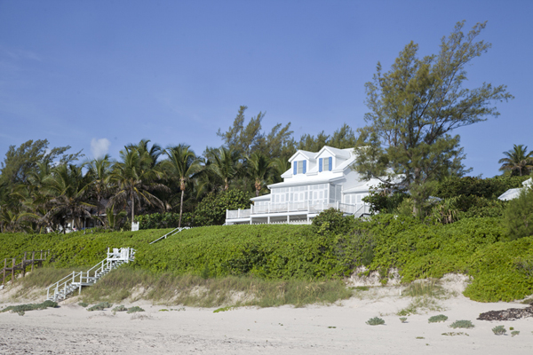 One of the mansions in the dunes off Pink Sands Beach | Dunmore Town | Bahamas