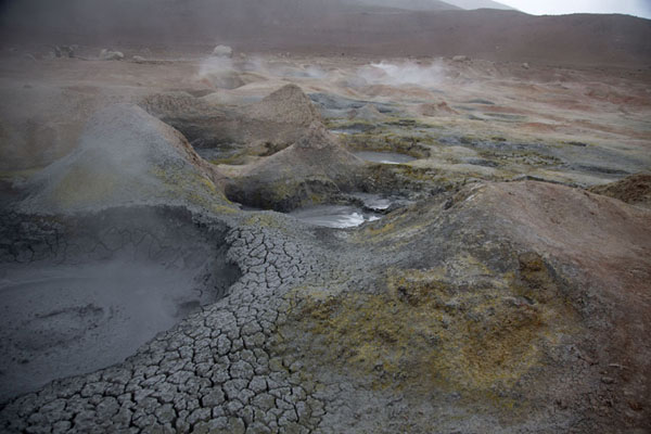 Photo de Part of the curious landscape of Sol de MañanaSol de MaÃ±ana - la Bolivie