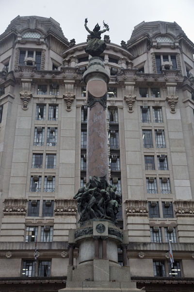 Monument to the founders of São Paulo with Tribunal de Justicia building on the Rua Boa Vista | Centre historique de SÃ£o Paulo | le BrÃ©sil