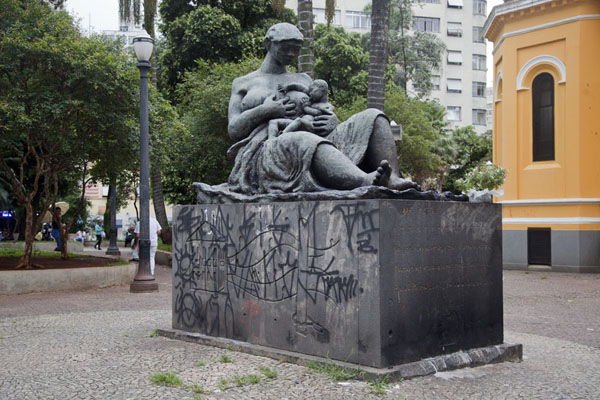 The Monumento à Mãe Preta on the Largo Paiçandú reminds passers-by that female slaves sometimes had to nurse white babies | Centre historique de SÃ£o Paulo | le BrÃ©sil