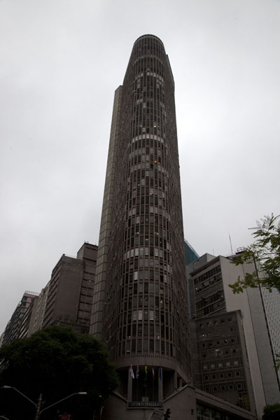 Photo de Looking up one of the tallest buildings of São Paulo: Edificio Italia - le Brésil - Amérique du Nord Photo de Looking up one of the tallest buildings of São Paulo: Edificio Italia - le Brésil - Amérique du Nord