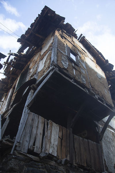 Looking up a traditional house with wooden balcony in Pirin | Pirin | Bulgarije