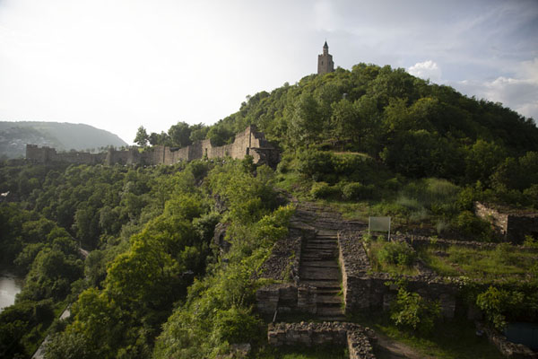 Tsarevets Hill with the fortress walls and the bell-tower of the Cathedral of the Ascension of the Lord | Forteresse Tsarevets | Bulgarie