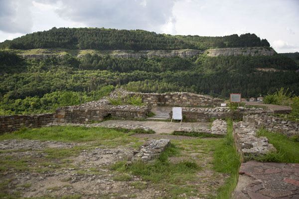 View towards Execution Rock behind the ruins of a small church | Forteresse Tsarevets | Bulgarie