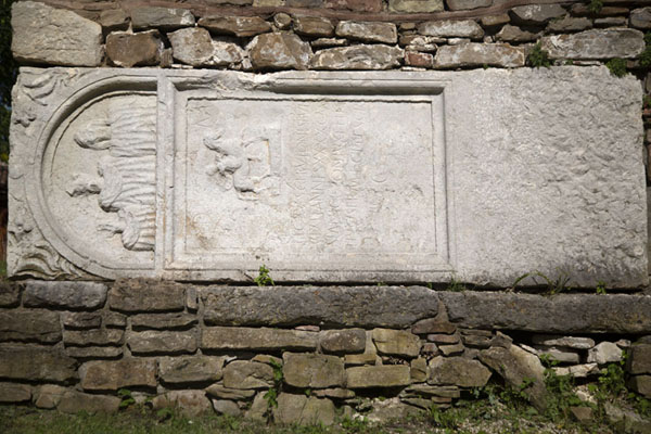 Stela used in a wall at the Royal Palace grounds | Forteresse Tsarevets | Bulgarie