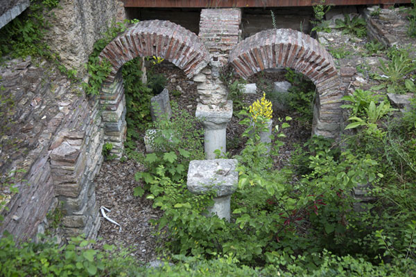 Ruins of one of the many churches found on the fortress grounds | Forteresse Tsarevets | Bulgarie