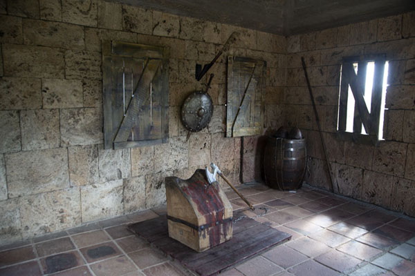 Chopping block in a room in the Little Gate | Forteresse Tsarevets | Bulgarie