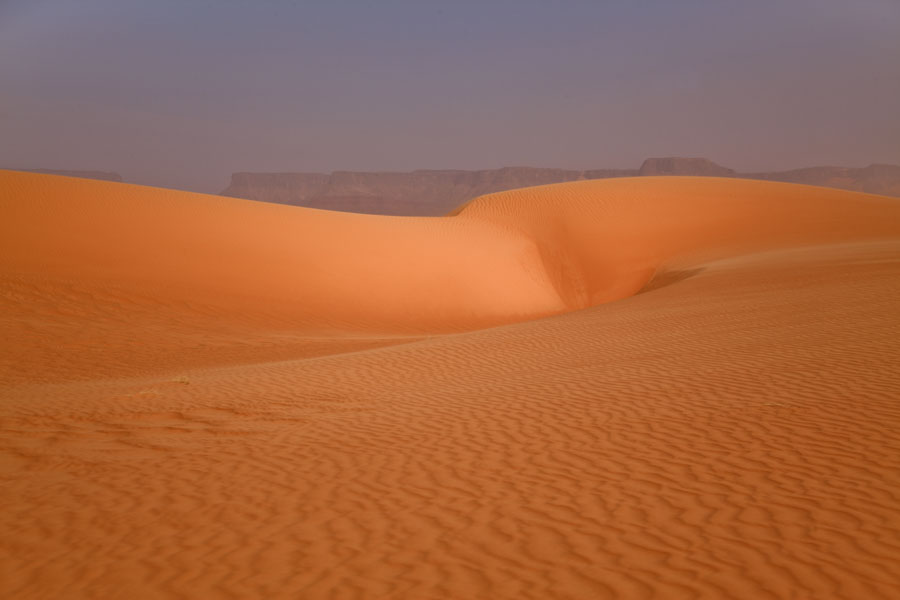 Undulating sand dunes in the desert | Eyo demi | Ciad
