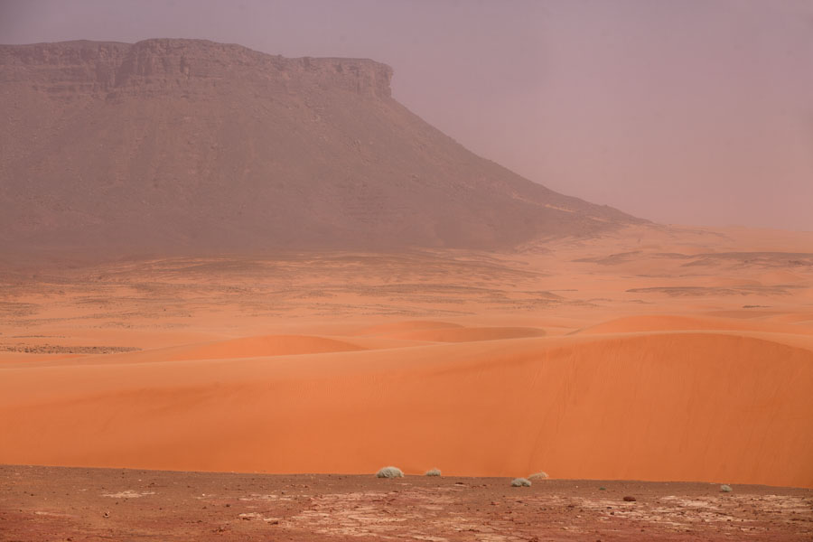 Sand dunes at the foot of a table mountain | Eyo demi | Ciad