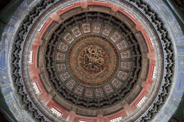 Looking up into the richly decorated ceiling of the Pavilion of Myriad Springtimes in the Imperial Garden | Verboden Stad | China
