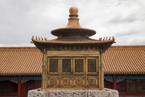Small golden structure next to the Hall of Union and Peace | Verboden Stad | China