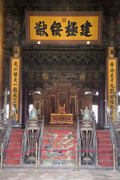 The Dragon Throne inside the Hall of Supreme Harmony | Verboden Stad | China