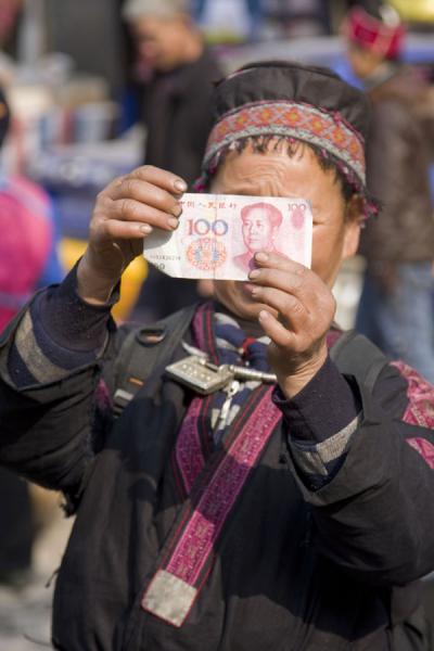 Checking that 100 Yuan note: market woman in Gedong | MarchÃ© de Gedong | Chine