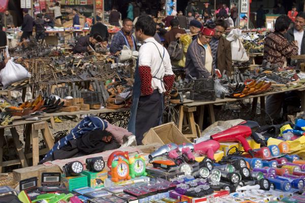 You can buy almost anything at Gedong market | MarchÃ© de Gedong | Chine