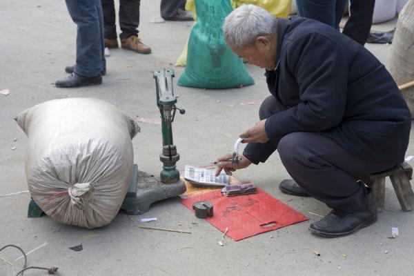 Doing maths: street vendor | MarchÃ© de Gedong | Chine