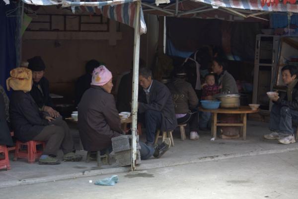 Having a break and a snack | MarchÃ© de Gedong | Chine