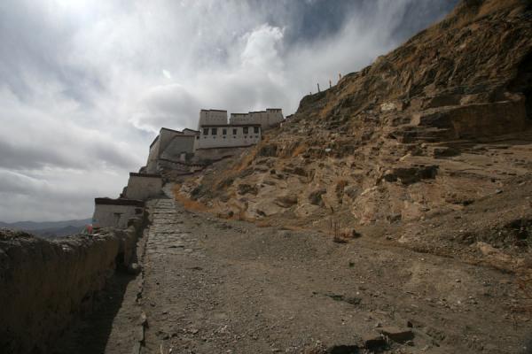 Road leading up to Gyantse fortress | Gyantse fort | China