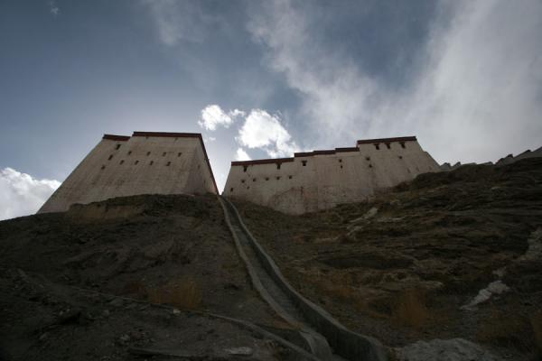 Buildings of the Gyantse fortress seen from below | Gyantse fort | China