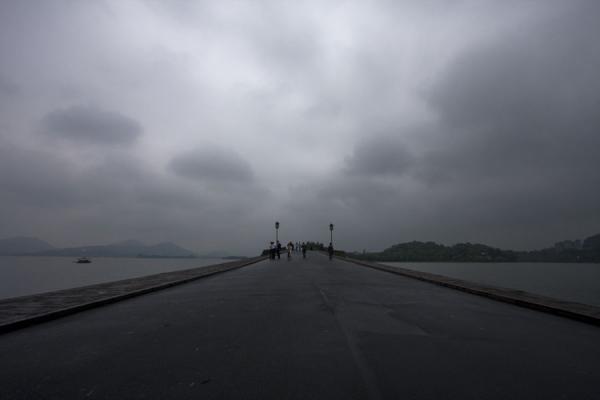 Causeway leading over the Broken Bridge on the Bai Causeway | West Lake | China