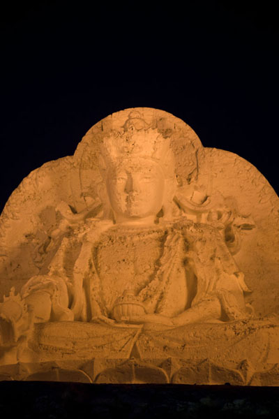 Photo de Buddha sculpted of snowHarbin - Chine