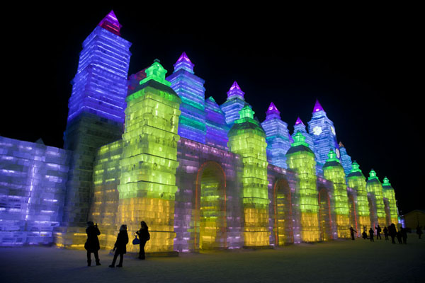 Photo de Enormous building made entirely of ice with colourful lights in the eveningHarbin - Chine
