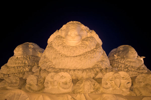 Photo de Enormous snow sculpture of goats in the evening lightHarbin - Chine