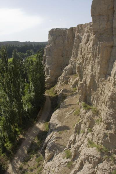 Cliffs of the Jiaohe plateau rising from the river | Ruinas de Jiaohe | China