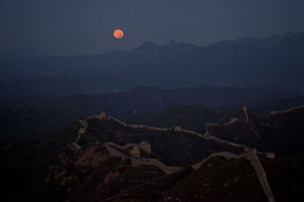Foto de Moonset over the central section of the Great Wall at JinshanlingJinshanling - China