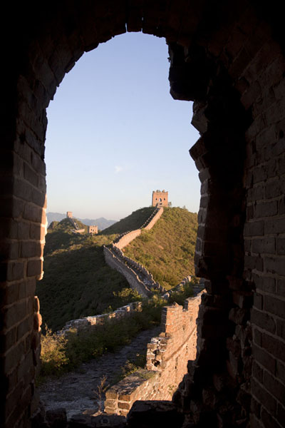Foto de Early morning view of the Great Wall through an opening in one of the many watchtowersJinshanling - China