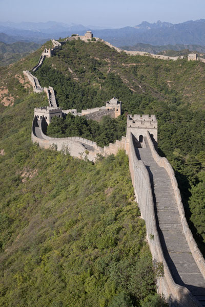 Foto de The central section of Jinshanling Great Wall with meandering wall and watchtowersJinshanling - China