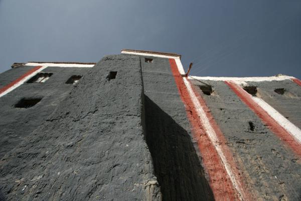Typically painted building at Jyekundo Dondrubling | Monasterio Dondrubling | Cina