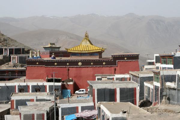 View over buildings and golden roof of Jyekundo Dondrubling | Monasterio Dondrubling | Cina