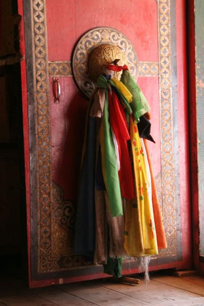Light falling on door of temple in Jyekundo monastery | Monasterio Dondrubling | Cina