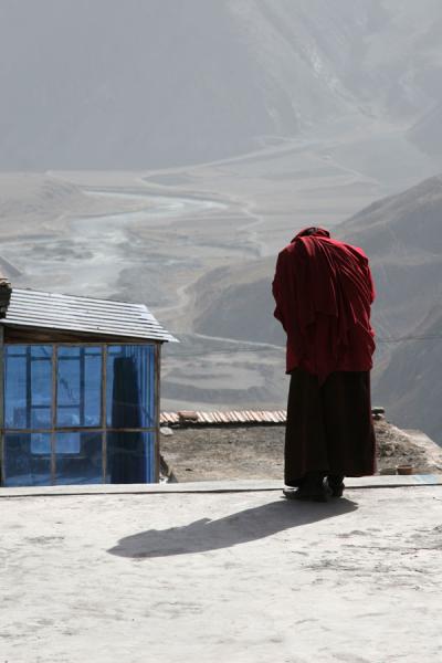 Monk bowing towards the Jyeku-chu valley below Jyekundo Dondrubling | Monasterio Dondrubling | Cina