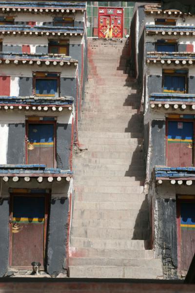 Foto van Stairs between lodging of monks at Jyekundo monasteryDondrubling klooster - China