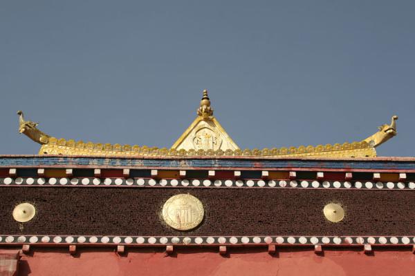 Golden roof of a temple at Jyekundo Dondrubling | Monasterio Dondrubling | Cina