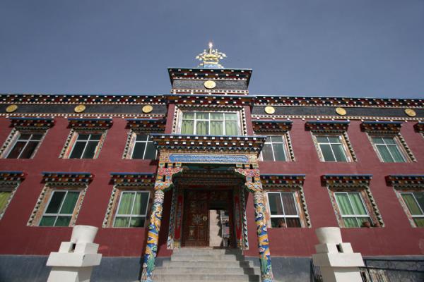 One of the principal buildings of Jyekundo monastery | Monasterio Dondrubling | Cina
