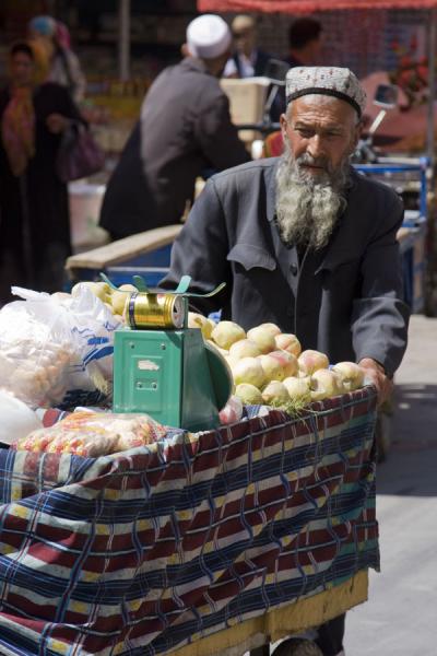 Man selling fruits at Kashgar bazaar | Bazar de Kachgar | Chine